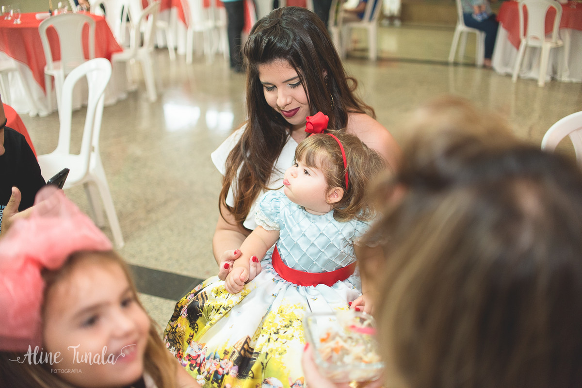 vivian brincando com sua tia na festa de 1 aninho