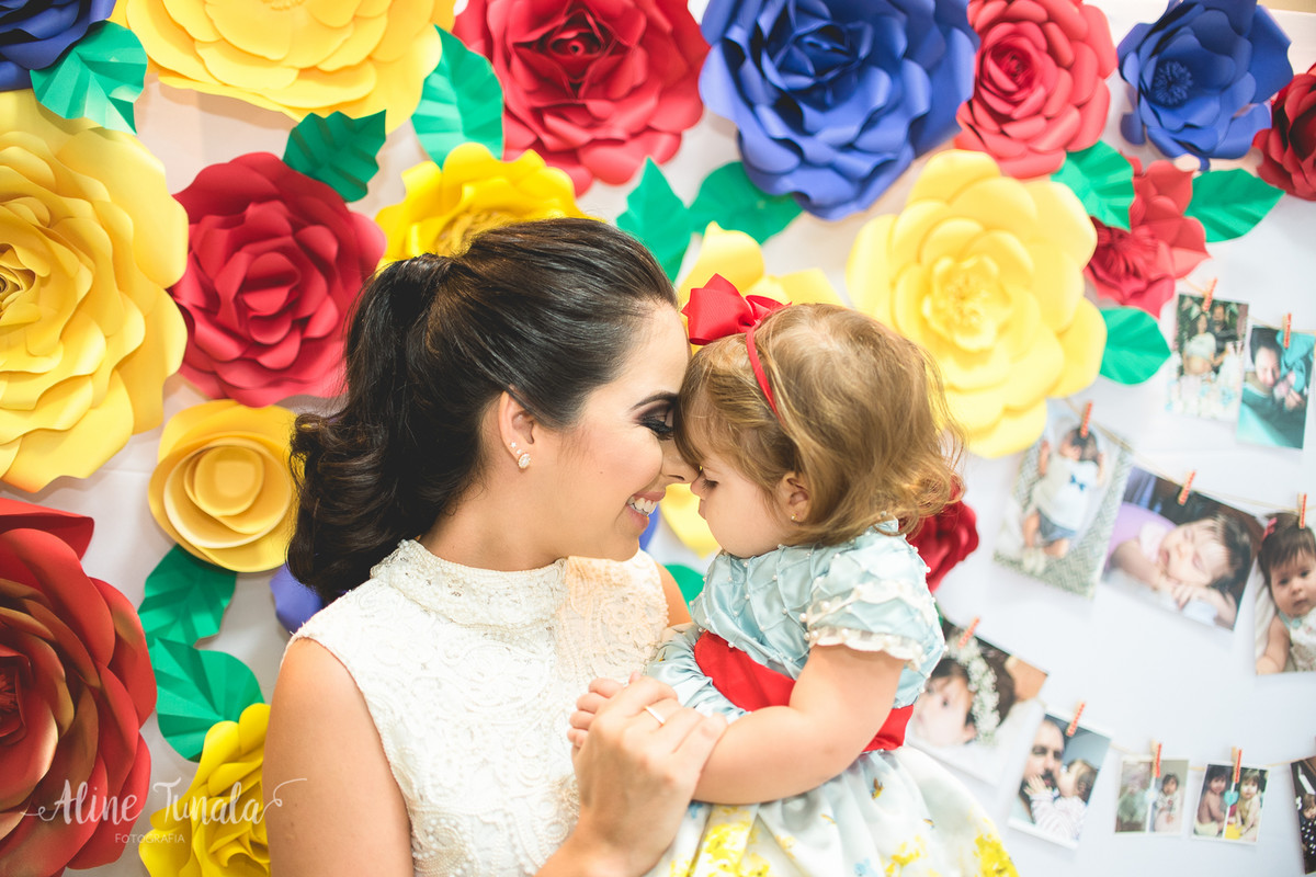 mãe e filha trocando carinho na festa de 1 ano