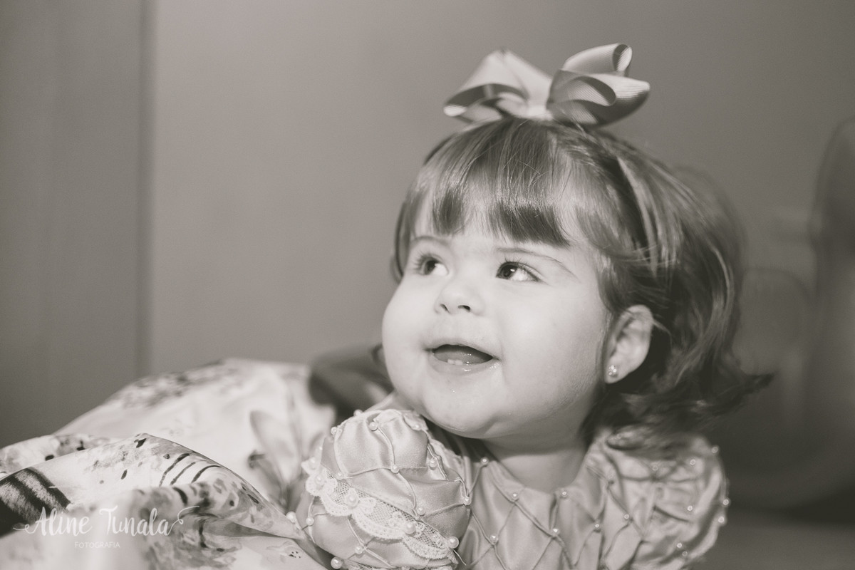 bebê na sua festa de 1 ano, foto preto e branca