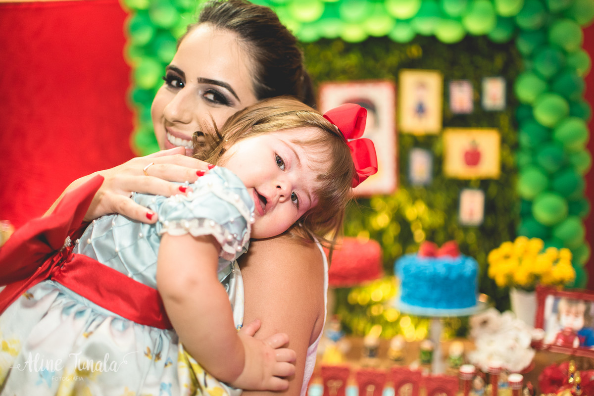 mçae e filha no aniversário de 1 aninho tema branca de neve