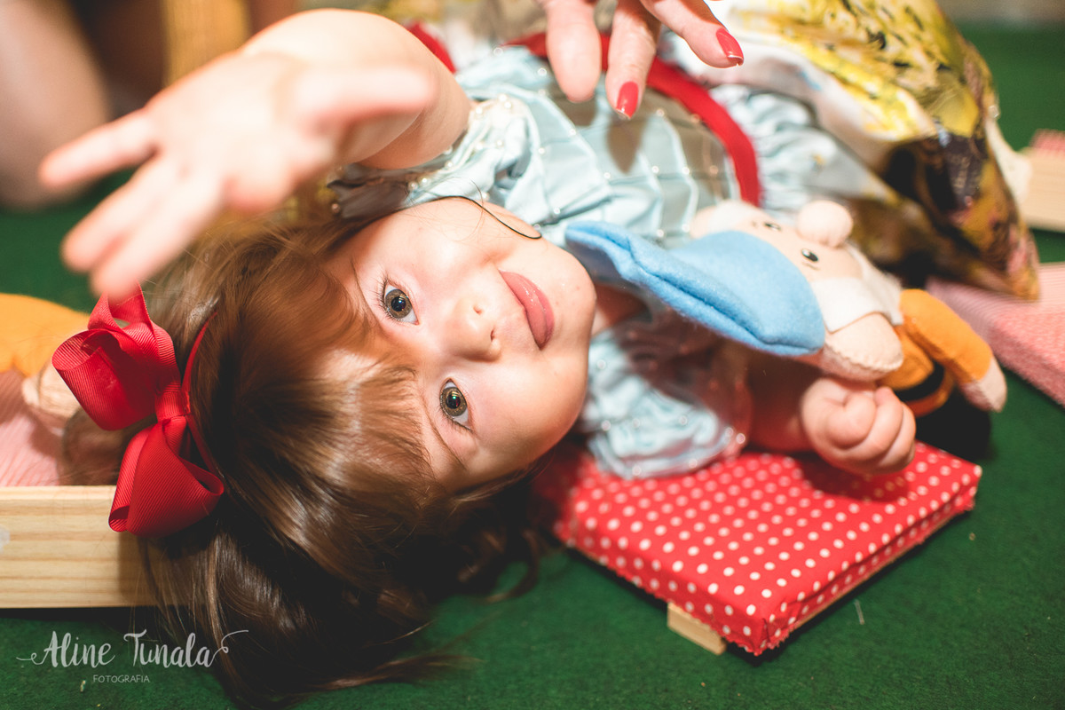 vivian brincando com as caminhas dos 7 anões na sua festa de aniversário