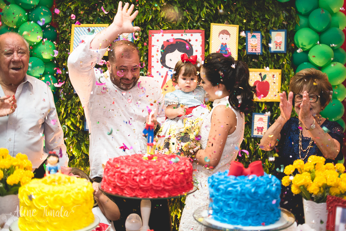 confetes jogados durante o parabéns na festa de 1 ano da vivian