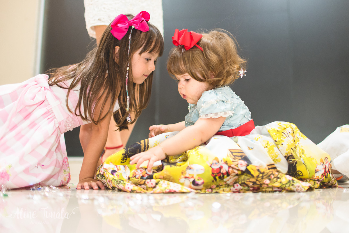 vivian e sua amiga brincando com os confetes da festa