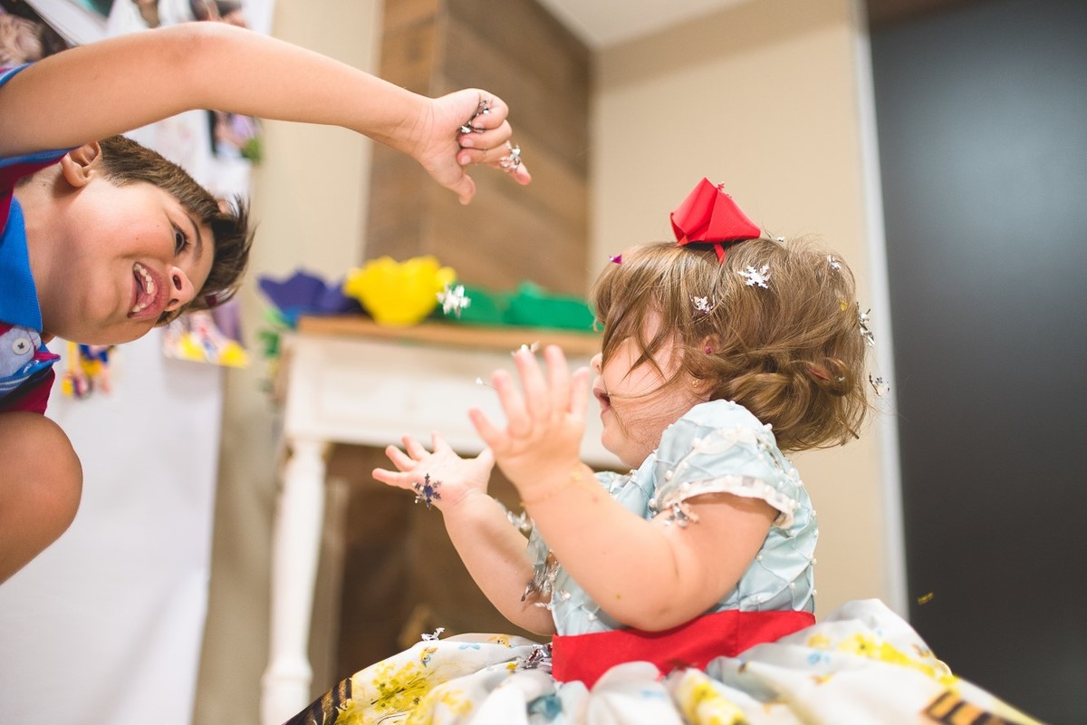 vivian e seu amigo brincando com os confetes da sua vfesta de aniversa´rio