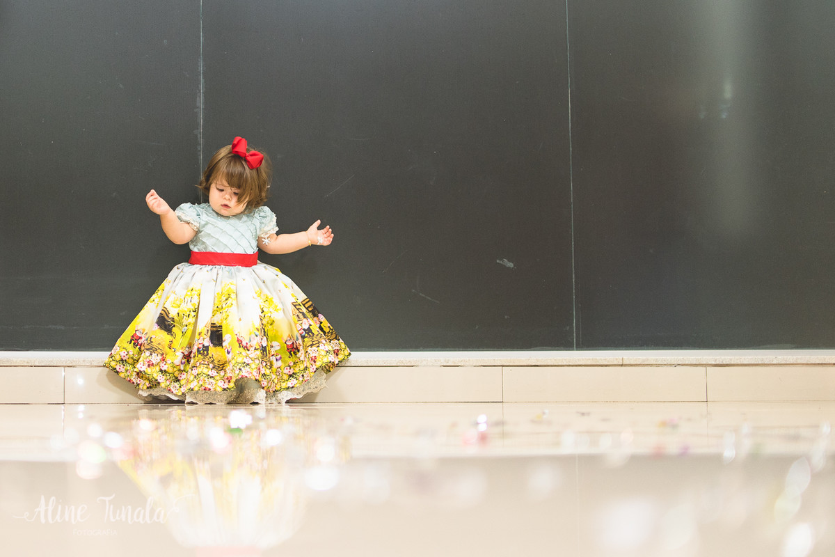 vivian com vestido de branca de neve no seu aniversário brincando
