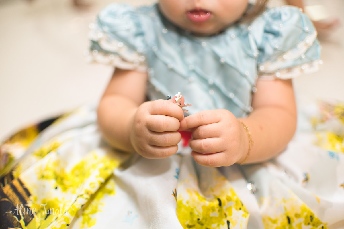 mçaos da bebê brincando no seu aniversário