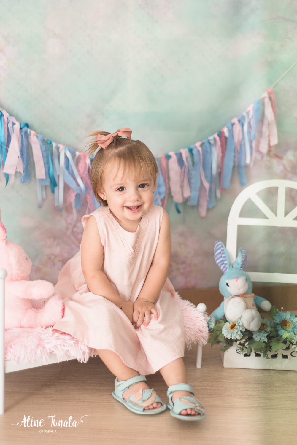 Mini sessões de páscoa que aconteceram em Cachoeiro de Itapemirim. Ensaios de páscoa com cenário temático com cenoura, ovinhos e coelhos