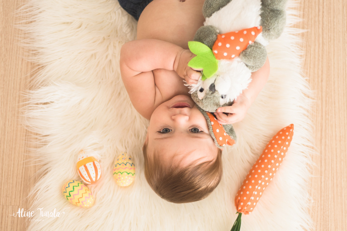 Mini sessões de páscoa que aconteceram em Cachoeiro de Itapemirim. Ensaios de páscoa com cenário temático com cenoura, ovinhos e coelhos