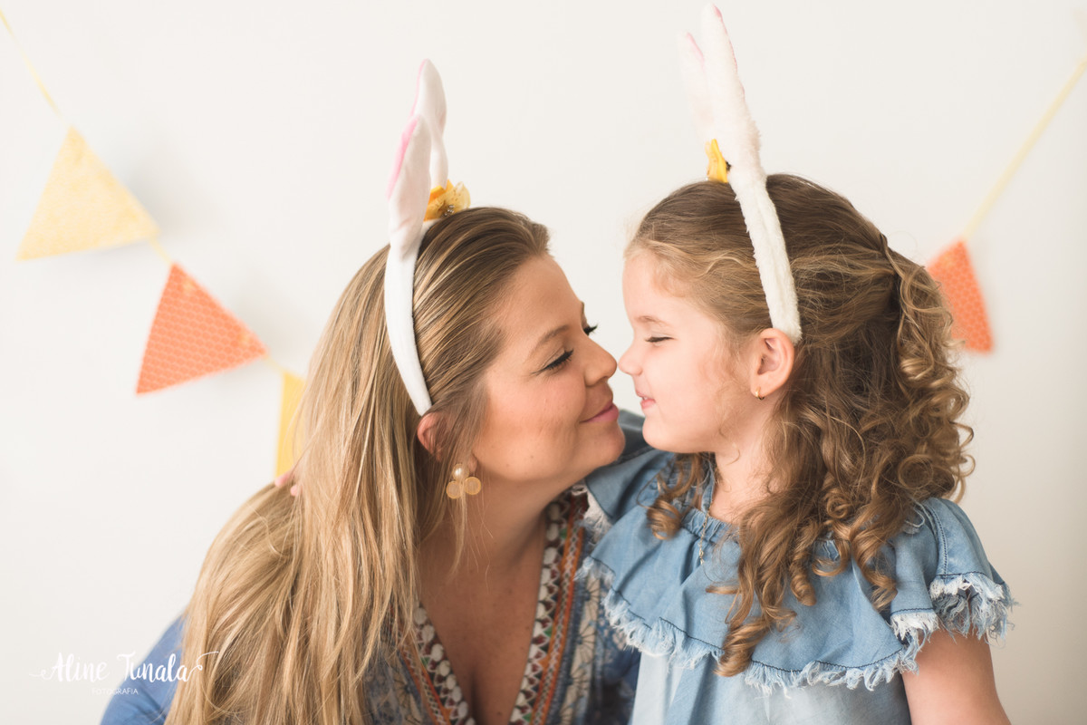 Mini sessões de páscoa que aconteceram em Cachoeiro de Itapemirim. Ensaios de páscoa com cenário temático com cenoura, ovinhos e coelhos