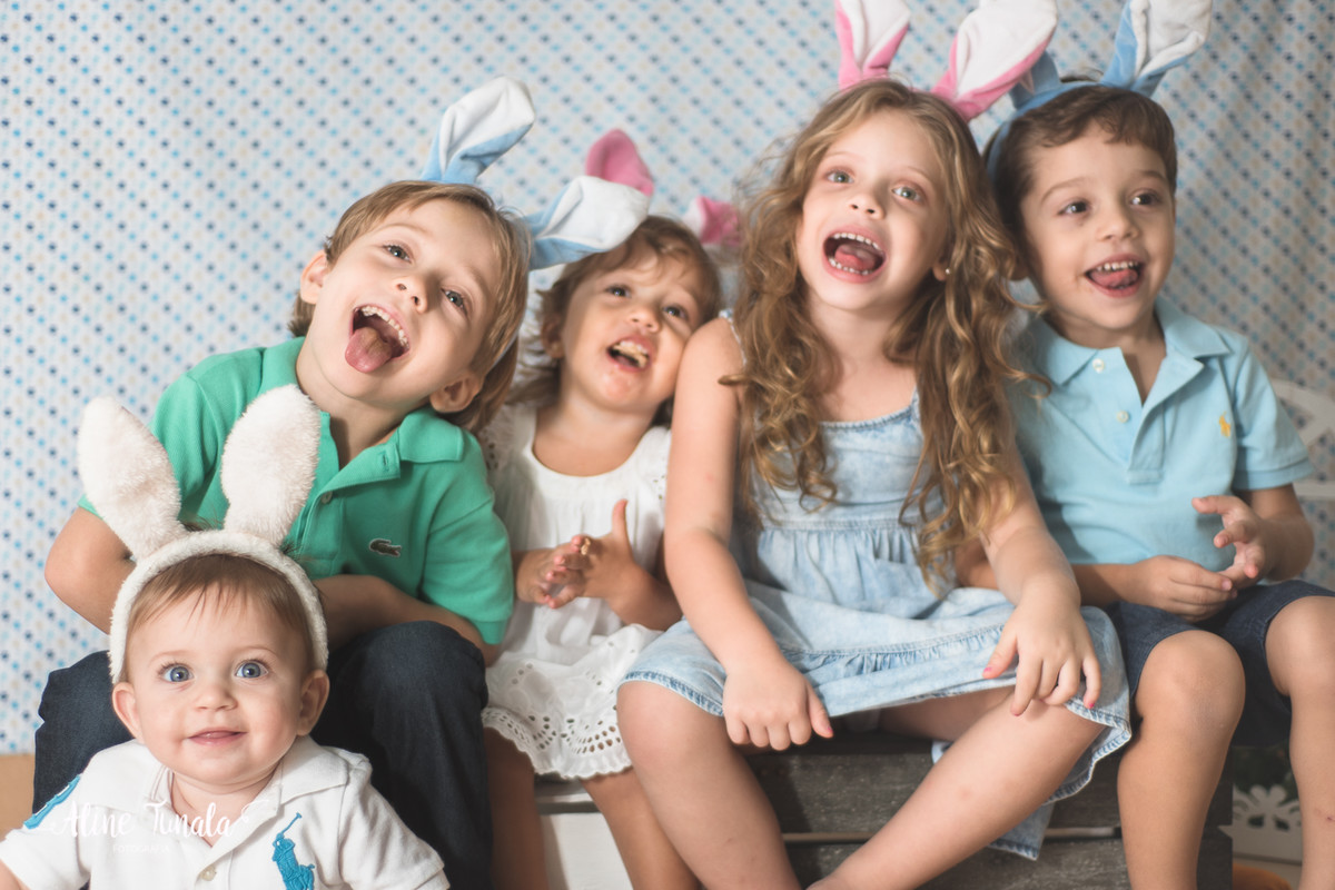 Mini sessões de páscoa que aconteceram em Cachoeiro de Itapemirim. Ensaios de páscoa com cenário temático com cenoura, ovinhos e coelhos