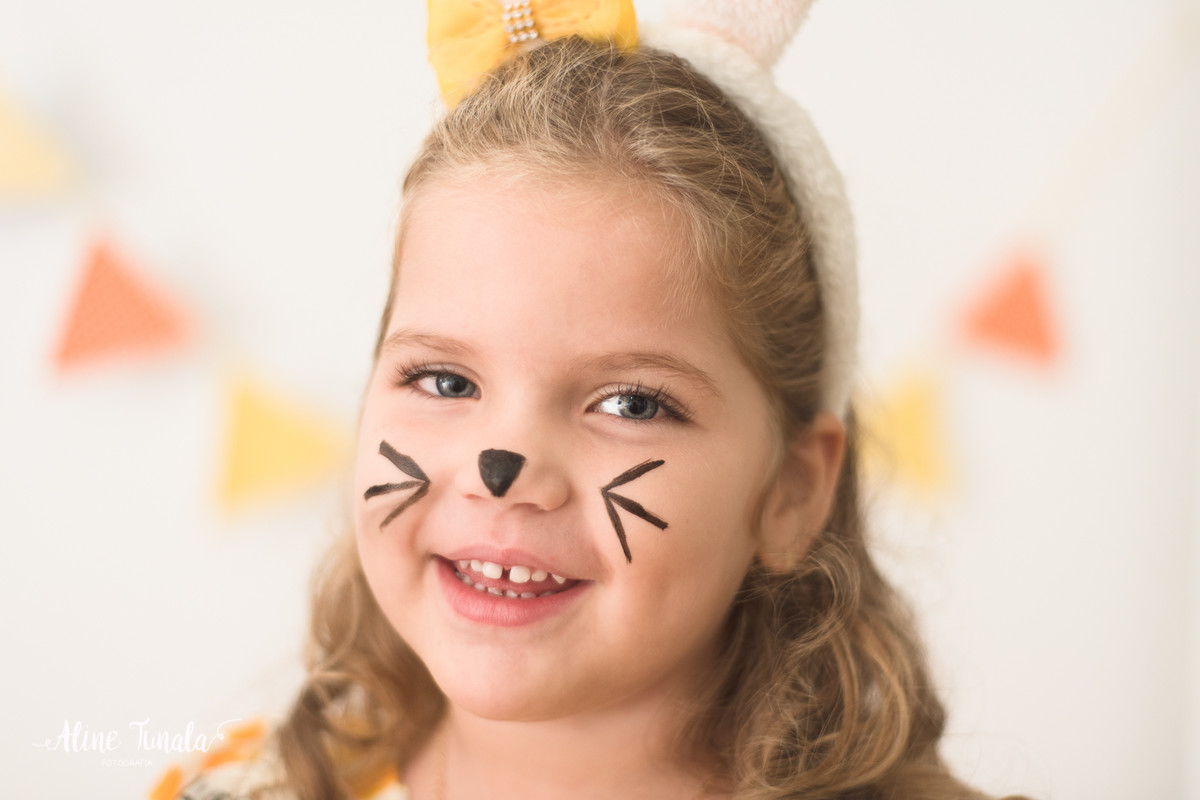 Mini sessões de páscoa que aconteceram em Cachoeiro de Itapemirim. Ensaios de páscoa com cenário temático com cenoura, ovinhos e coelhos