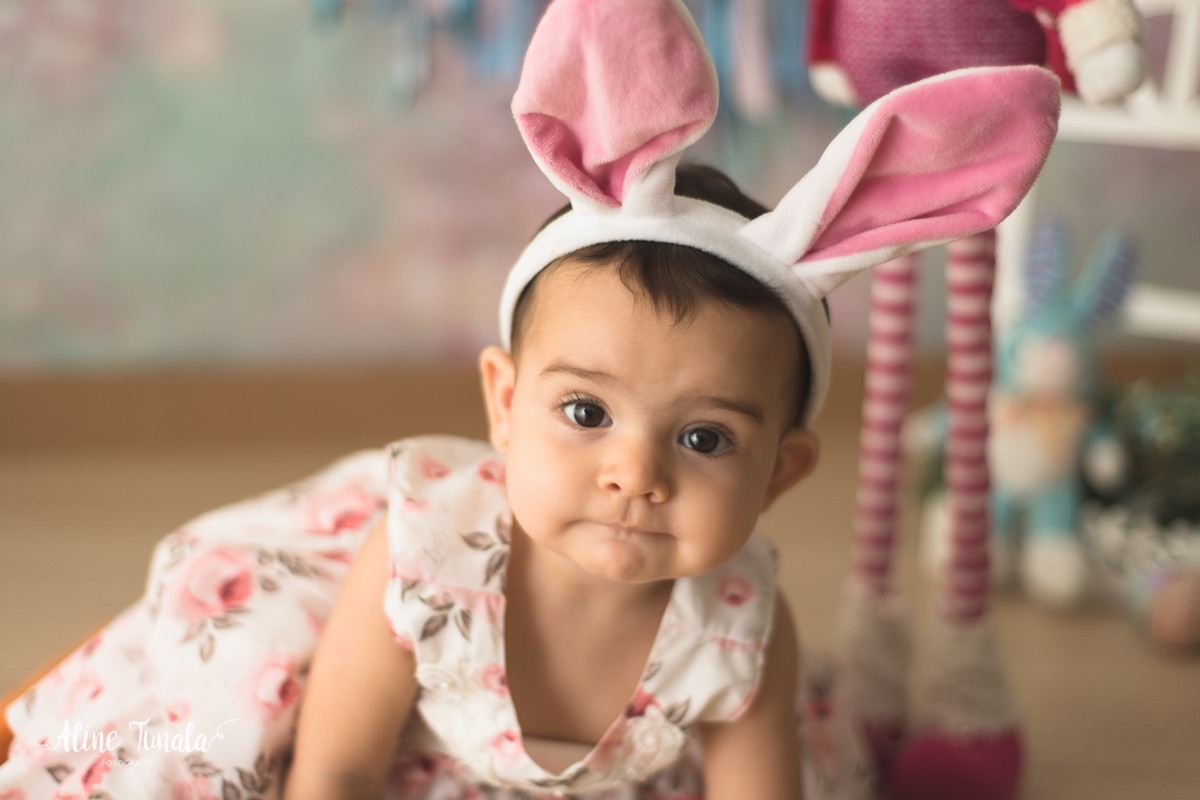 Mini sessões de páscoa que aconteceram em Cachoeiro de Itapemirim. Ensaios de páscoa com cenário temático com cenoura, ovinhos e coelhos