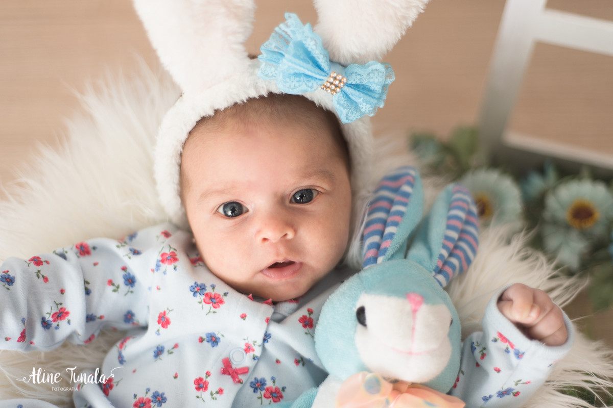Mini sessões de páscoa que aconteceram em Cachoeiro de Itapemirim. Ensaios de páscoa com cenário temático com cenoura, ovinhos e coelhos