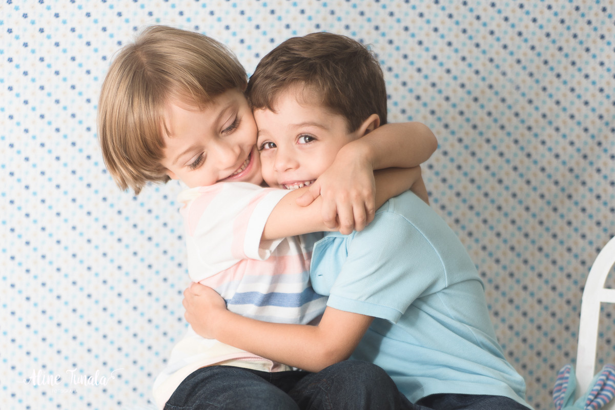 Mini sessões de páscoa que aconteceram em Cachoeiro de Itapemirim. Ensaios de páscoa com cenário temático com cenoura, ovinhos e coelhos