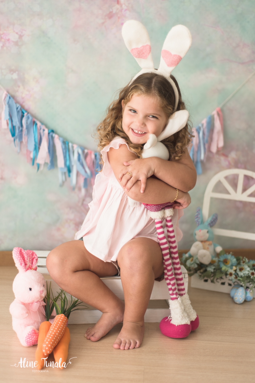 Mini sessões de páscoa que aconteceram em Cachoeiro de Itapemirim. Ensaios de páscoa com cenário temático com cenoura, ovinhos e coelhos