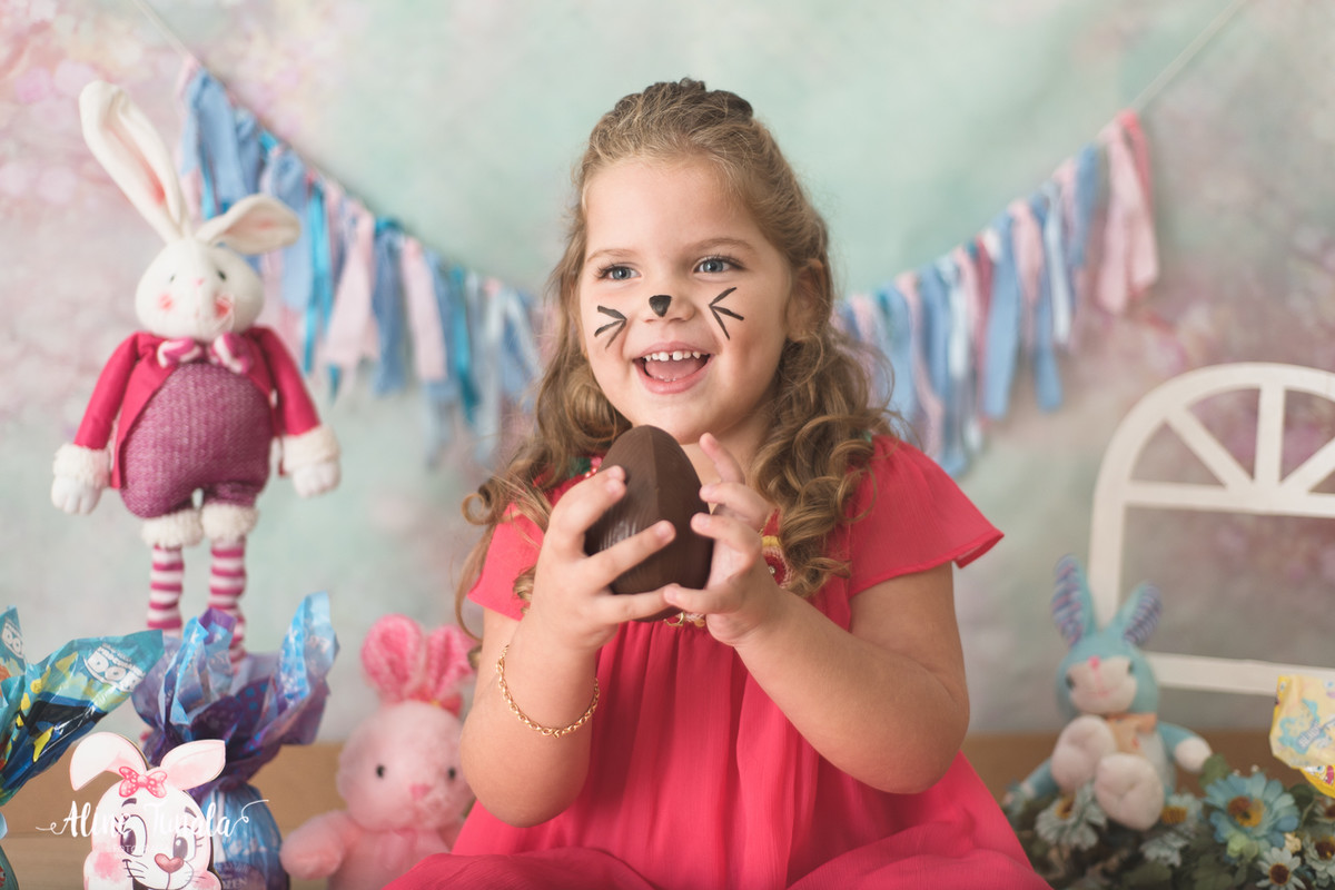 Mini sessões de páscoa que aconteceram em Cachoeiro de Itapemirim. Ensaios de páscoa com cenário temático com cenoura, ovinhos e coelhos