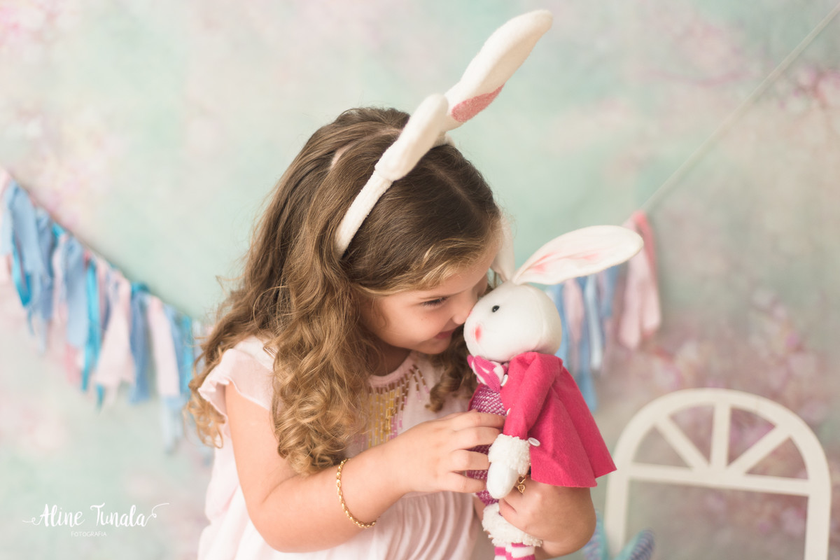 Mini sessões de páscoa que aconteceram em Cachoeiro de Itapemirim. Ensaios de páscoa com cenário temático com cenoura, ovinhos e coelhos