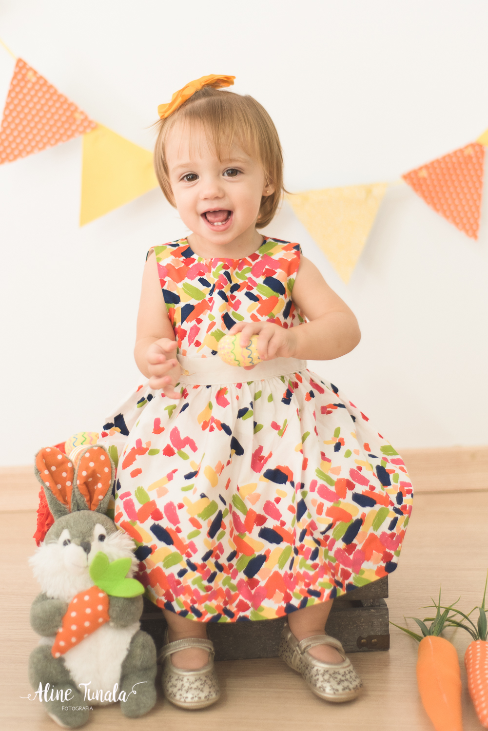 Mini sessões de páscoa que aconteceram em Cachoeiro de Itapemirim. Ensaios de páscoa com cenário temático com cenoura, ovinhos e coelhos