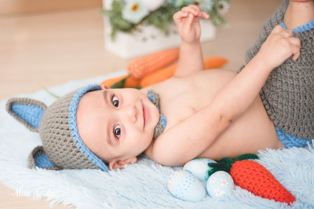 Mini sessões de páscoa que aconteceram em Cachoeiro de Itapemirim. Ensaios de páscoa com cenário temático com cenoura, ovinhos e coelhos