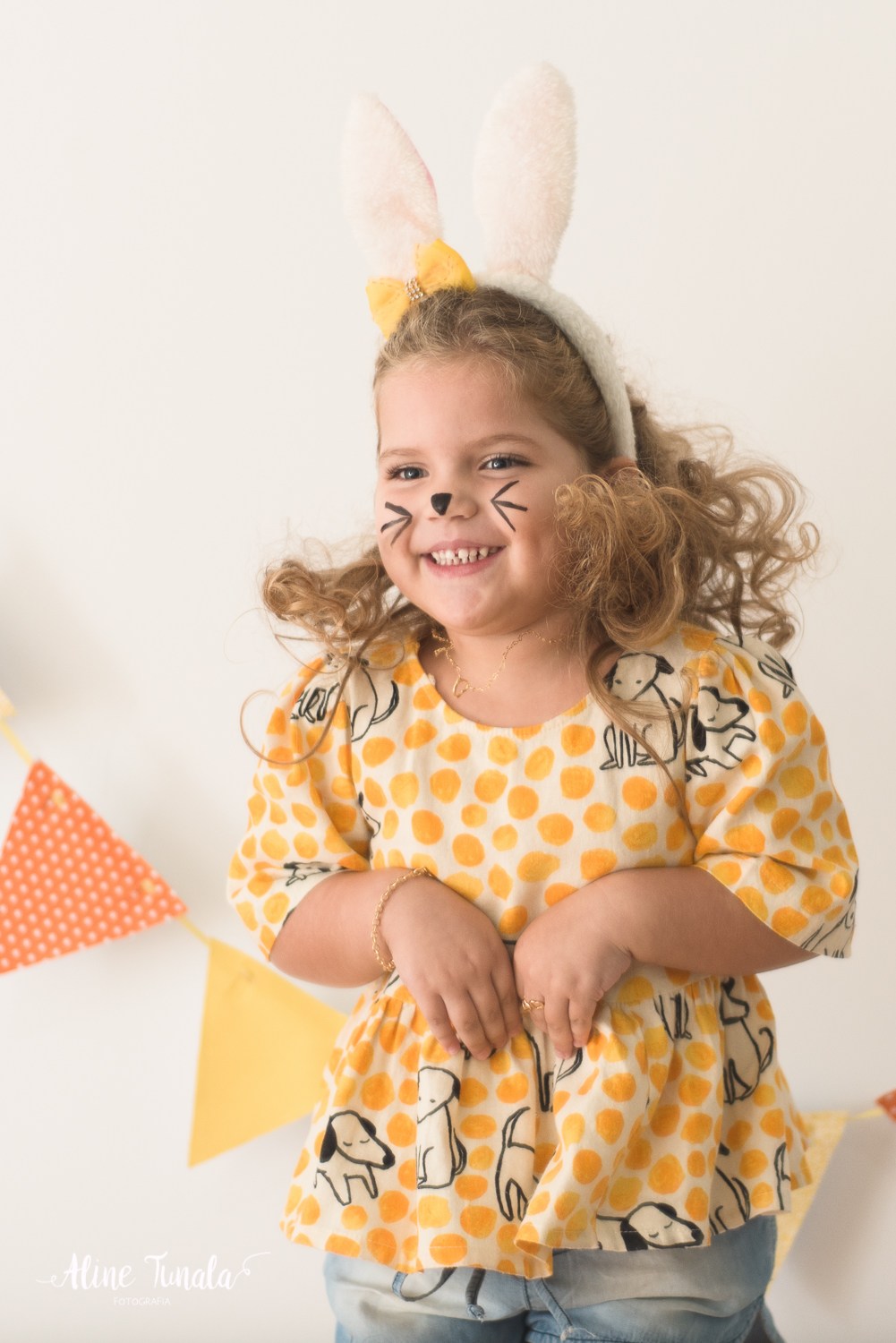 Mini sessões de páscoa que aconteceram em Cachoeiro de Itapemirim. Ensaios de páscoa com cenário temático com cenoura, ovinhos e coelhos