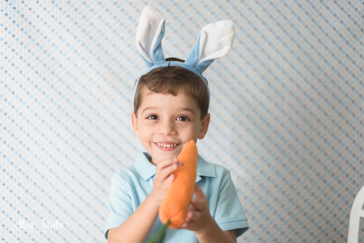 Mini sessões de páscoa que aconteceram em Cachoeiro de Itapemirim. Ensaios de páscoa com cenário temático com cenoura, ovinhos e coelhos