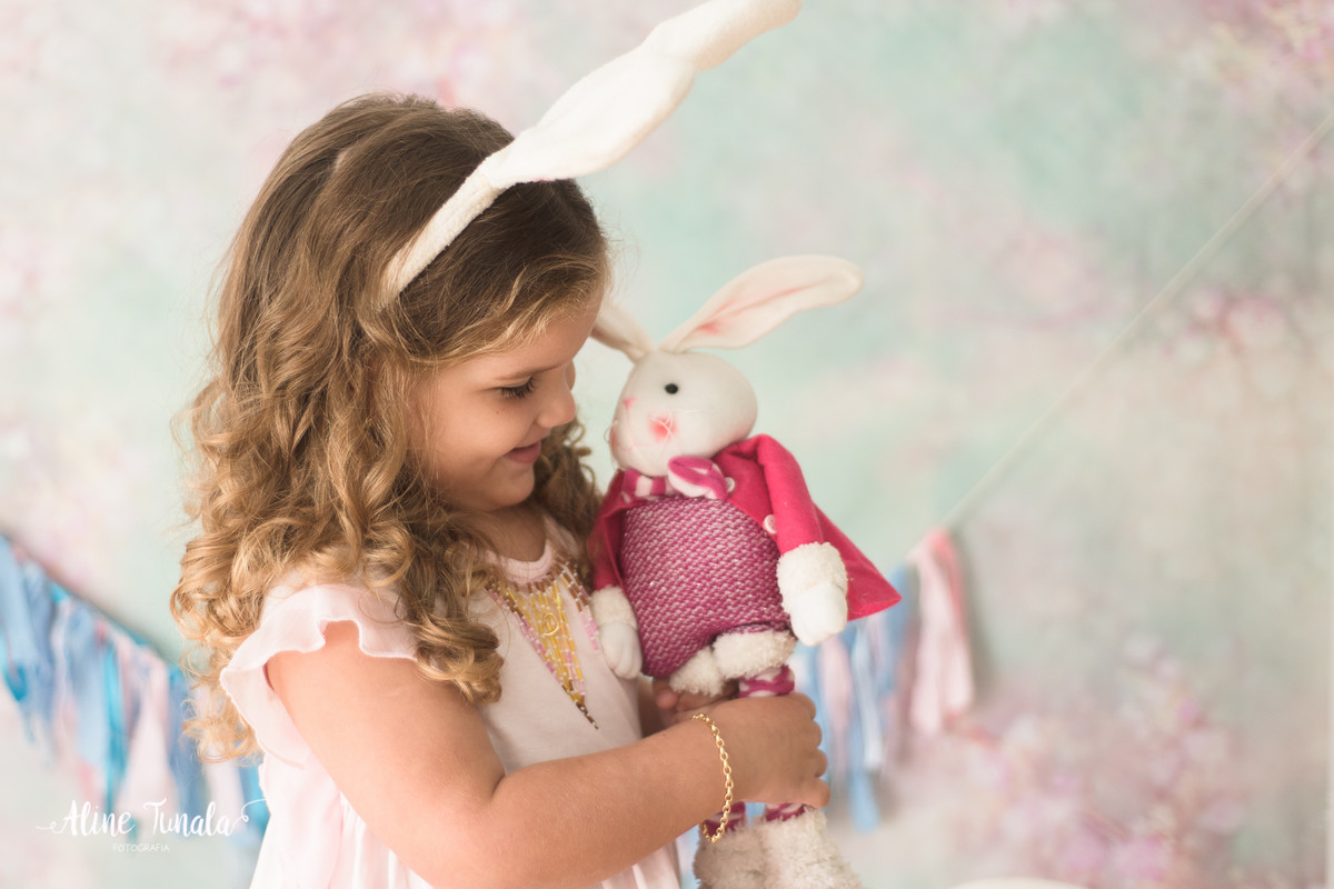 Mini sessões de páscoa que aconteceram em Cachoeiro de Itapemirim. Ensaios de páscoa com cenário temático com cenoura, ovinhos e coelhos