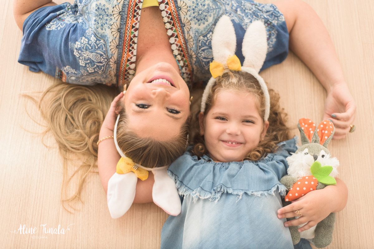 Mini sessões de páscoa que aconteceram em Cachoeiro de Itapemirim. Ensaios de páscoa com cenário temático com cenoura, ovinhos e coelhos