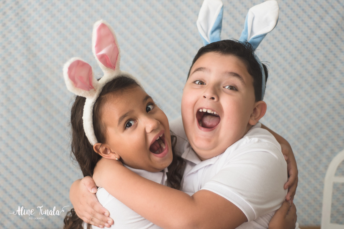 Mini sessões de páscoa que aconteceram em Cachoeiro de Itapemirim. Ensaios de páscoa com cenário temático com cenoura, ovinhos e coelhos