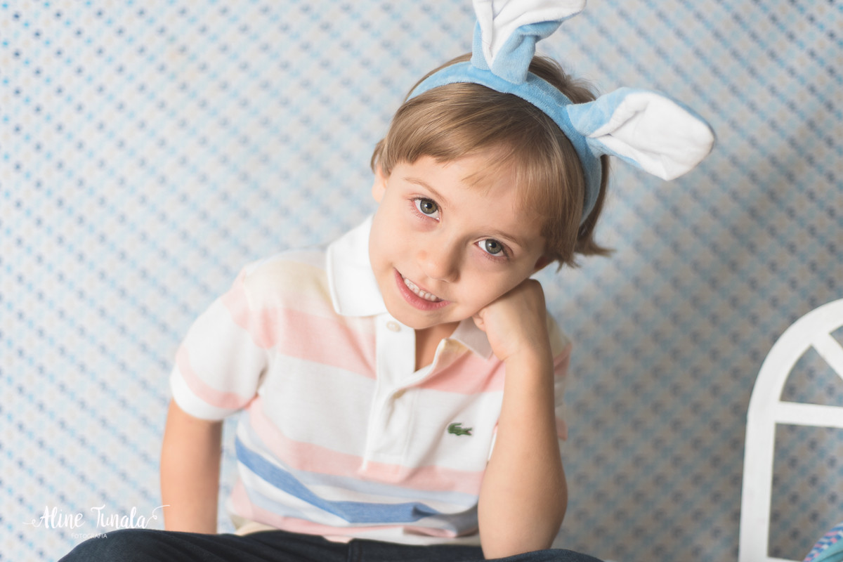 Mini sessões de páscoa que aconteceram em Cachoeiro de Itapemirim. Ensaios de páscoa com cenário temático com cenoura, ovinhos e coelhos