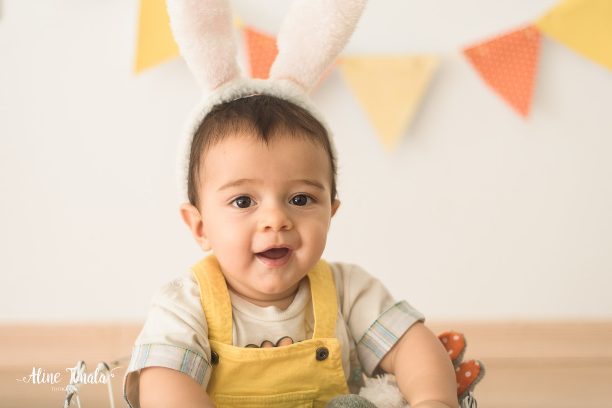 Mini sessões de páscoa que aconteceram em Cachoeiro de Itapemirim. Ensaios de páscoa com cenário temático com cenoura, ovinhos e coelhos