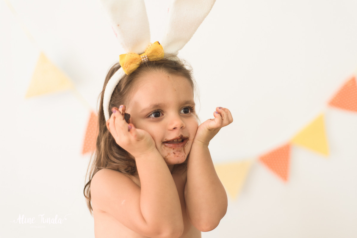 Mini sessões de páscoa que aconteceram em Cachoeiro de Itapemirim. Ensaios de páscoa com cenário temático com cenoura, ovinhos e coelhos