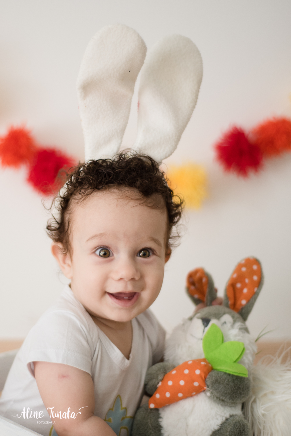 Mini sessões de páscoa que aconteceram em Cachoeiro de Itapemirim. Ensaios de páscoa com cenário temático com cenoura, ovinhos e coelhos