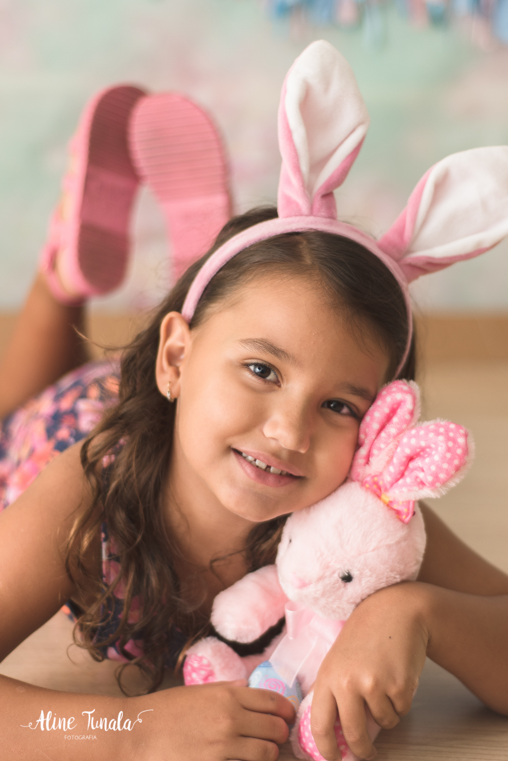 Mini sessões de páscoa que aconteceram em Cachoeiro de Itapemirim. Ensaios de páscoa com cenário temático com cenoura, ovinhos e coelhos