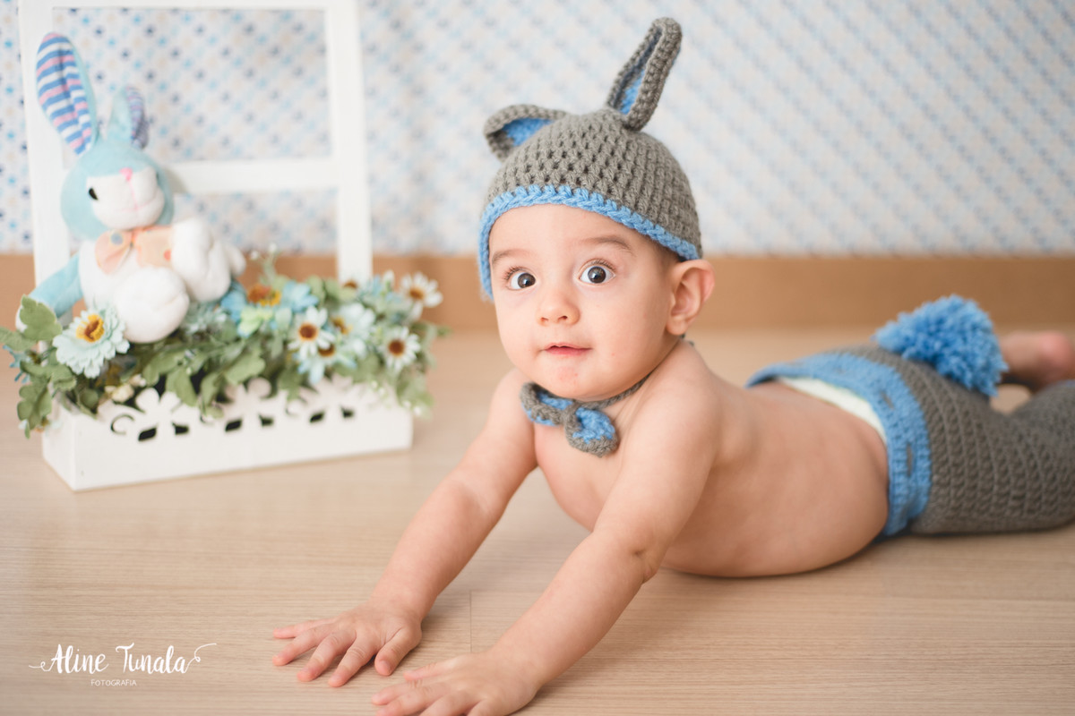 Mini sessões de páscoa que aconteceram em Cachoeiro de Itapemirim. Ensaios de páscoa com cenário temático com cenoura, ovinhos e coelhos