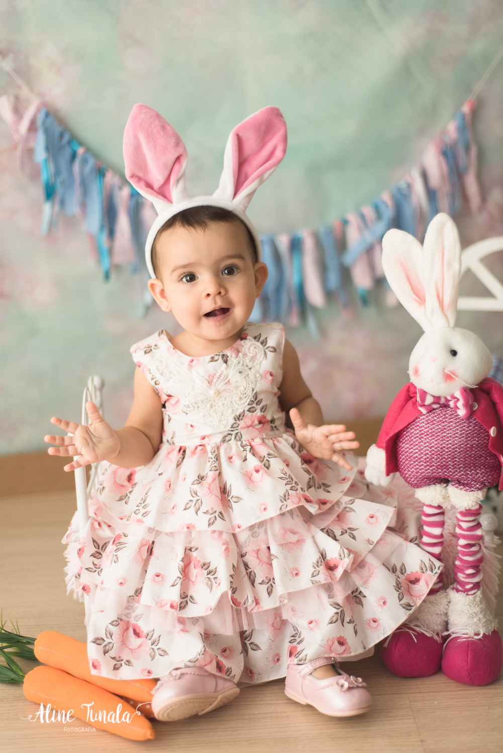 Mini sessões de páscoa que aconteceram em Cachoeiro de Itapemirim. Ensaios de páscoa com cenário temático com cenoura, ovinhos e coelhos