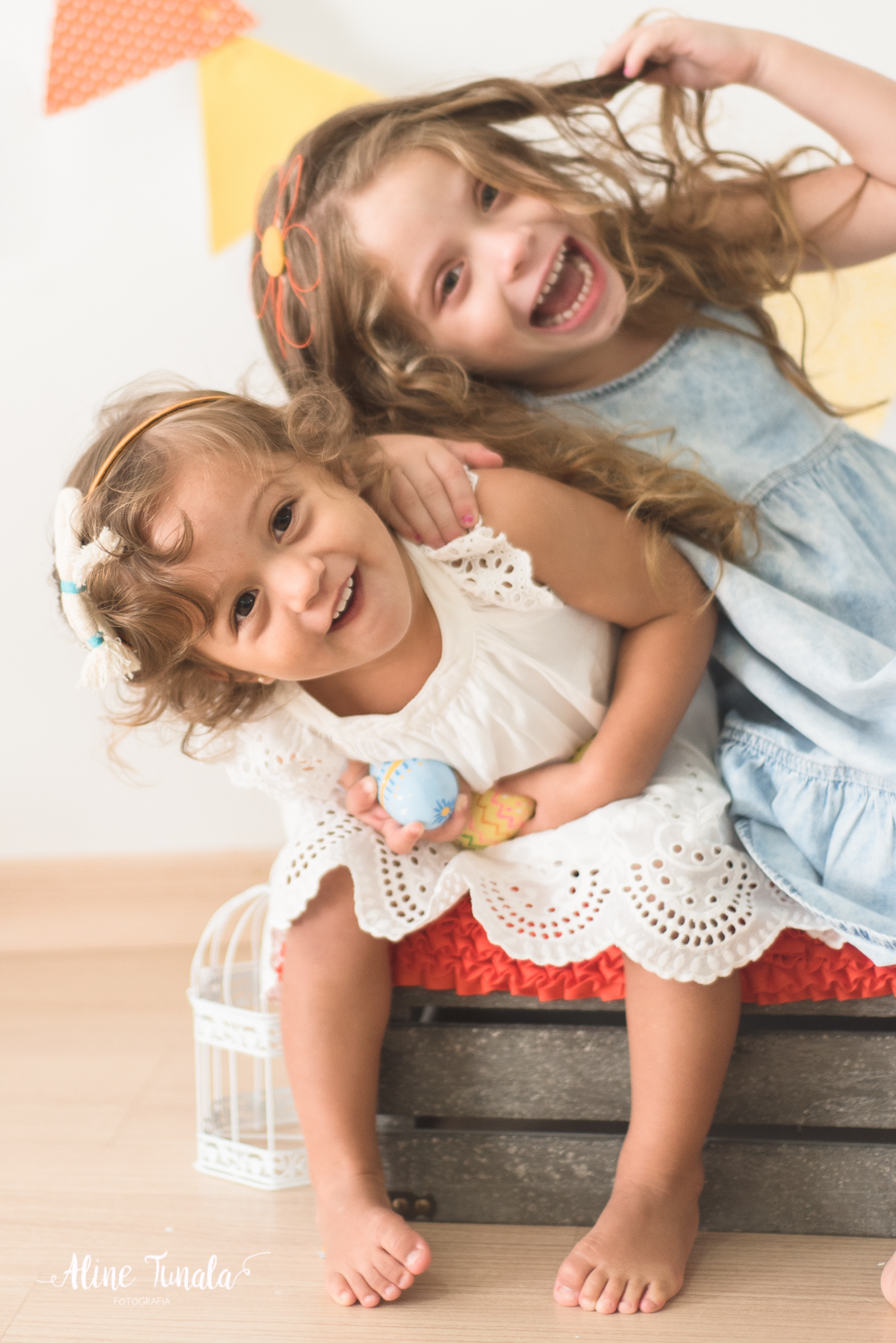 Mini sessões de páscoa que aconteceram em Cachoeiro de Itapemirim. Ensaios de páscoa com cenário temático com cenoura, ovinhos e coelhos