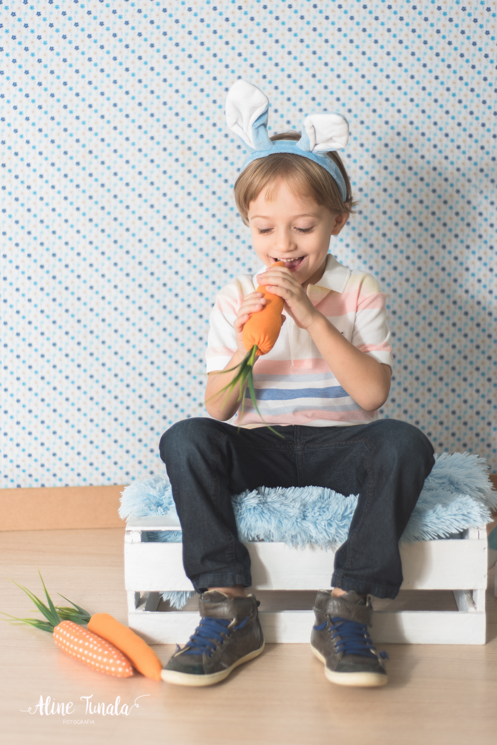 Mini sessões de páscoa que aconteceram em Cachoeiro de Itapemirim. Ensaios de páscoa com cenário temático com cenoura, ovinhos e coelhos
