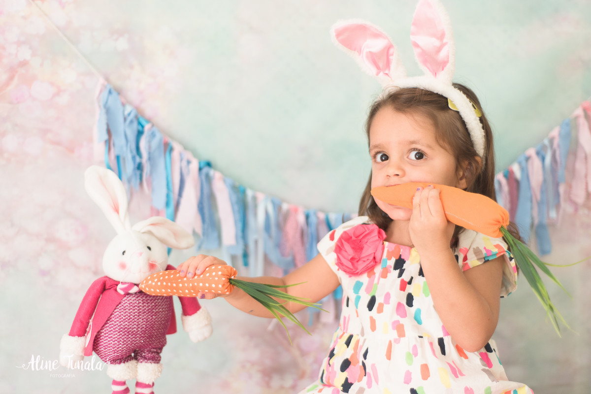 Mini sessões de páscoa que aconteceram em Cachoeiro de Itapemirim. Ensaios de páscoa com cenário temático com cenoura, ovinhos e coelhos