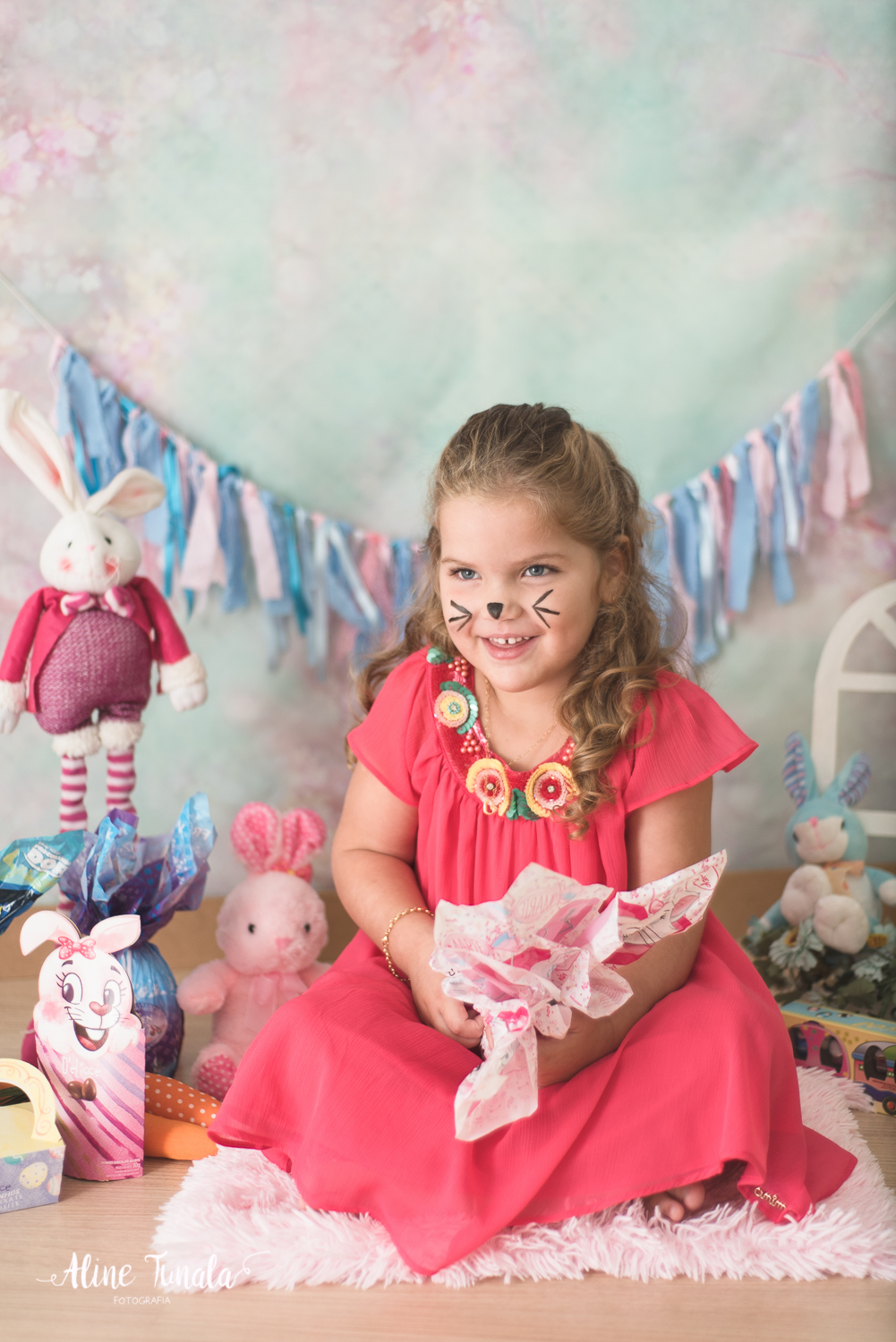 Mini sessões de páscoa que aconteceram em Cachoeiro de Itapemirim. Ensaios de páscoa com cenário temático com cenoura, ovinhos e coelhos