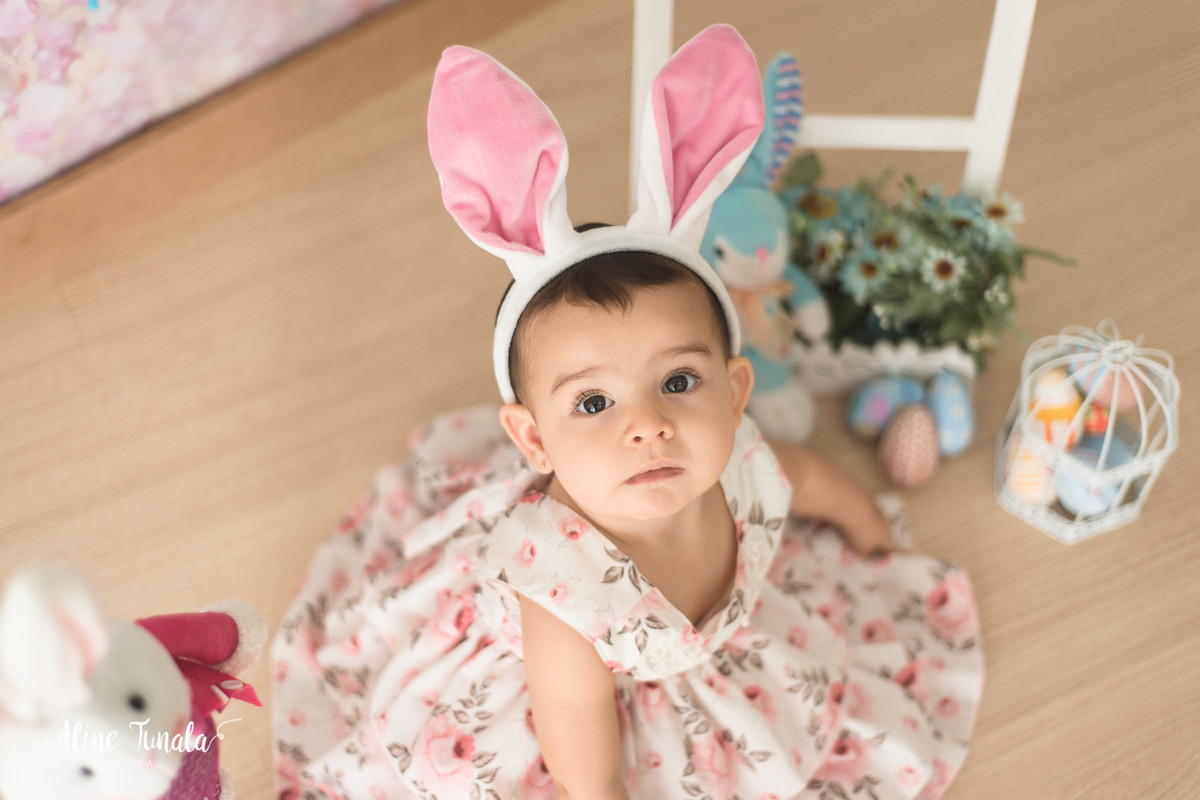Mini sessões de páscoa que aconteceram em Cachoeiro de Itapemirim. Ensaios de páscoa com cenário temático com cenoura, ovinhos e coelhos
