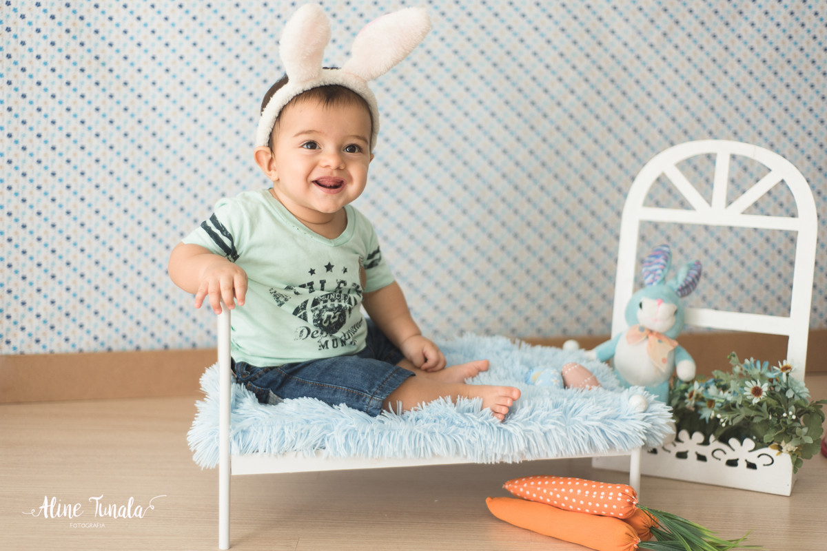 Mini sessões de páscoa que aconteceram em Cachoeiro de Itapemirim. Ensaios de páscoa com cenário temático com cenoura, ovinhos e coelhos