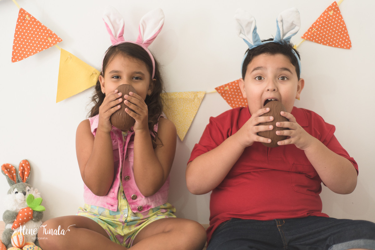 Mini sessões de páscoa que aconteceram em Cachoeiro de Itapemirim. Ensaios de páscoa com cenário temático com cenoura, ovinhos e coelhos