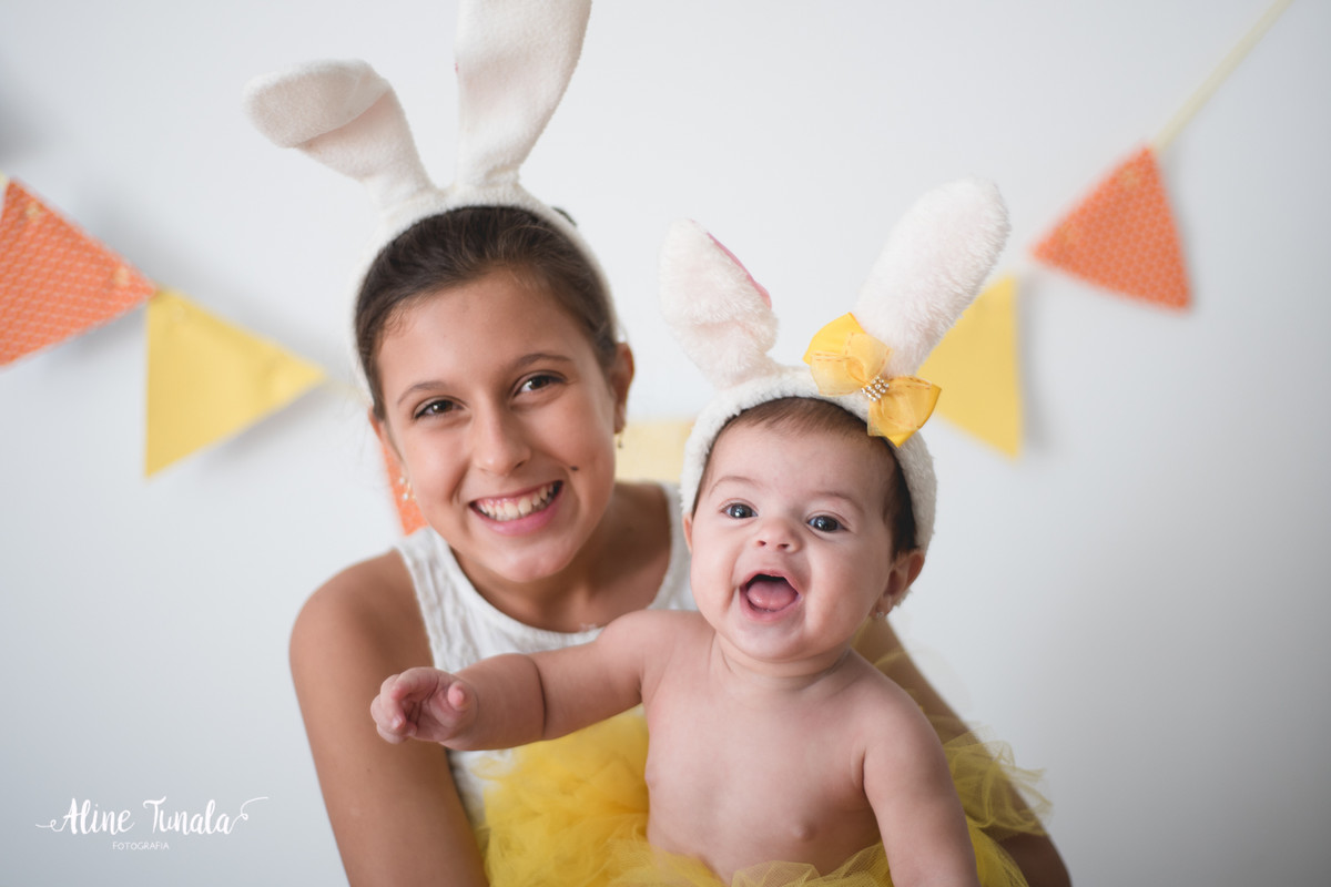 Mini sessões de páscoa que aconteceram em Cachoeiro de Itapemirim. Ensaios de páscoa com cenário temático com cenoura, ovinhos e coelhos