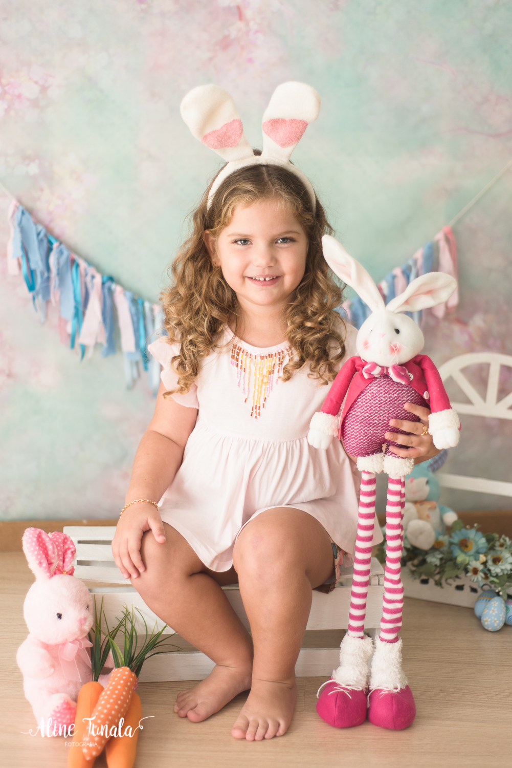 Mini sessões de páscoa que aconteceram em Cachoeiro de Itapemirim. Ensaios de páscoa com cenário temático com cenoura, ovinhos e coelhos