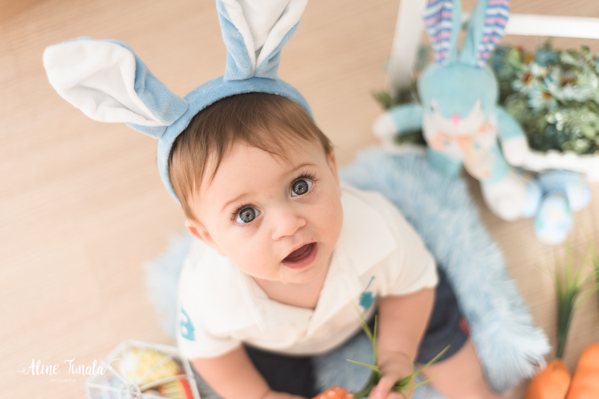 Mini sessões de páscoa que aconteceram em Cachoeiro de Itapemirim. Ensaios de páscoa com cenário temático com cenoura, ovinhos e coelhos