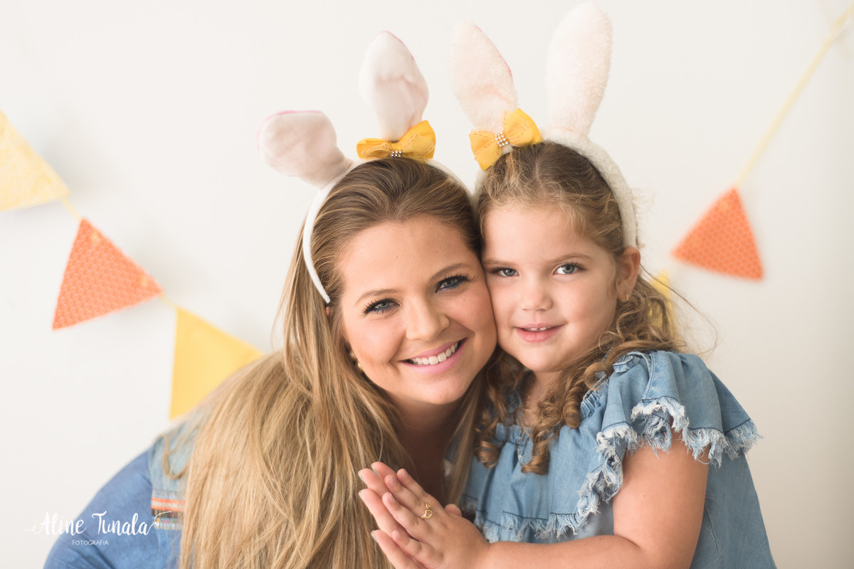 Mini sessões de páscoa que aconteceram em Cachoeiro de Itapemirim. Ensaios de páscoa com cenário temático com cenoura, ovinhos e coelhos