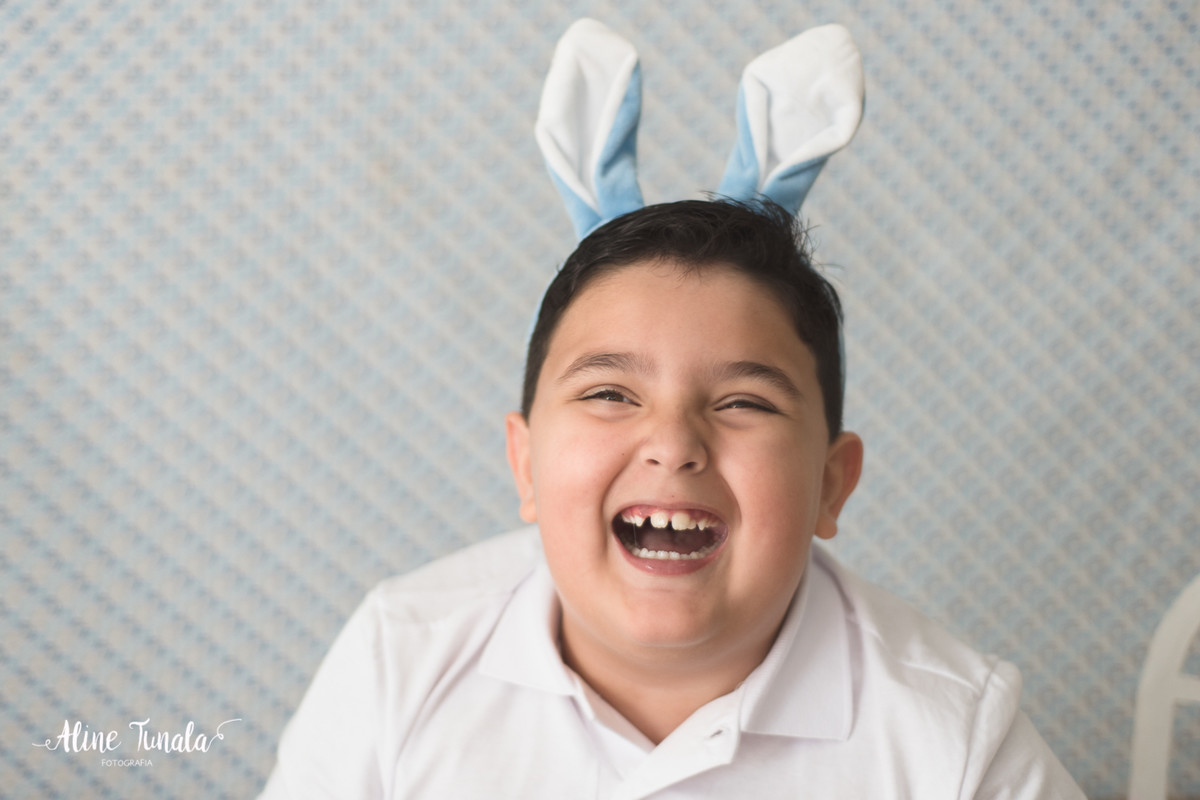 Mini sessões de páscoa que aconteceram em Cachoeiro de Itapemirim. Ensaios de páscoa com cenário temático com cenoura, ovinhos e coelhos