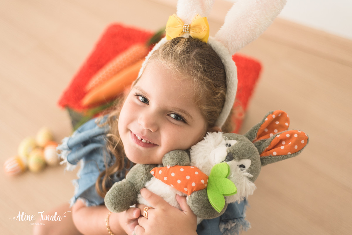 Mini sessões de páscoa que aconteceram em Cachoeiro de Itapemirim. Ensaios de páscoa com cenário temático com cenoura, ovinhos e coelhos