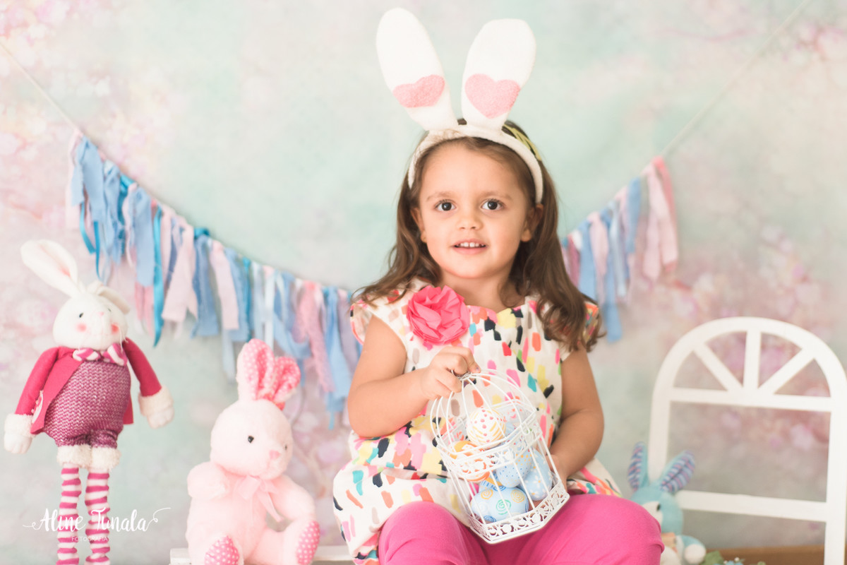 Mini sessões de páscoa que aconteceram em Cachoeiro de Itapemirim. Ensaios de páscoa com cenário temático com cenoura, ovinhos e coelhos