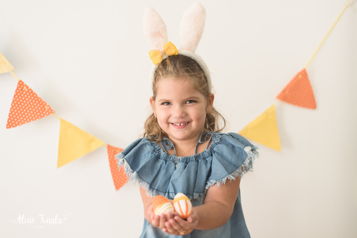 Mini sessões de páscoa que aconteceram em Cachoeiro de Itapemirim. Ensaios de páscoa com cenário temático com cenoura, ovinhos e coelhos